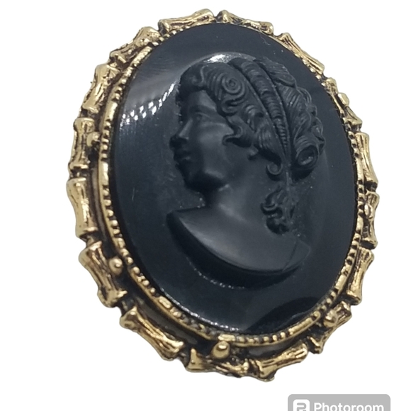VINTAGE VICTORIAN REVIVAL STYLE BLACK GLASS & GOLDTONE CAMEO MOURNING BROOCH - Picture 3 of 4